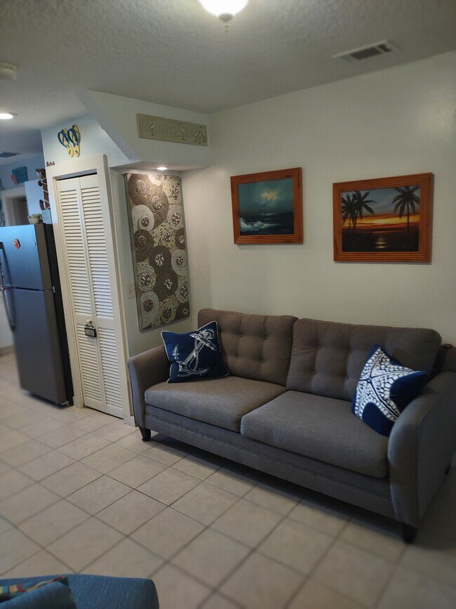 Living room - 627 N Fletcher Ave