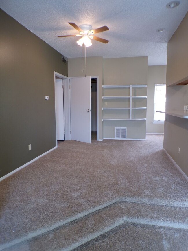 Foto del edificio - Charming 1 Bed, 1 Bath Main-Floor Condo in...