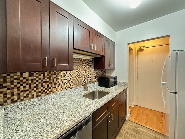 Foto del edificio - 3710 N Pine Grove Ave