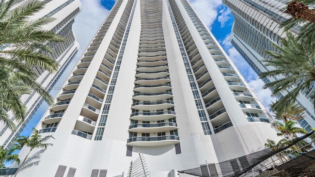 Foto del edificio - 15901 Collins Ave