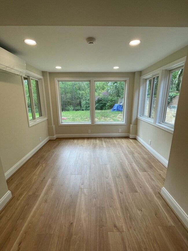 Building Photo - Beautiful Sun Filled 2 Bedroom 2 Bathroom ...