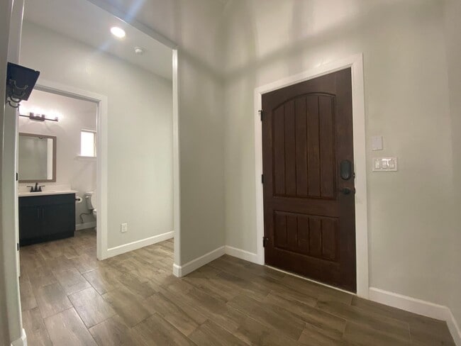 Foto del edificio - East El Paso 4 bed 2 bath Refrig A/C with gorgeous landscaping!