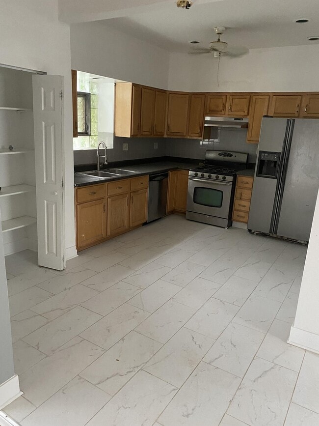 Building Photo - 7324 S Oglesby Ave