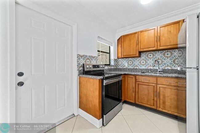 Foto del edificio - 814 NE 14th Pl