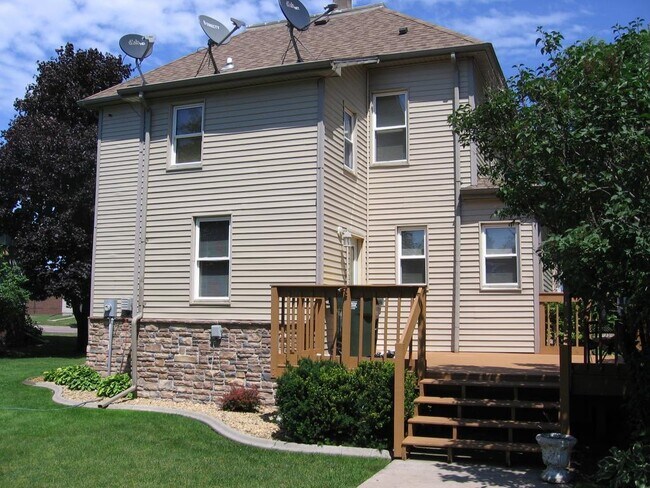 Building Photo - 307 1st St SE