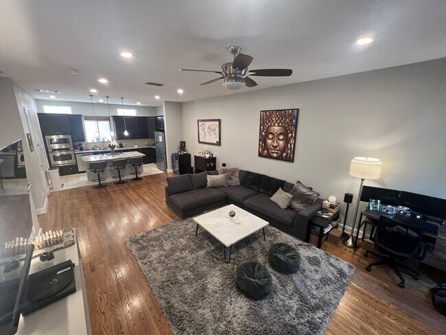 Foto del edificio - 2411 N Hall St