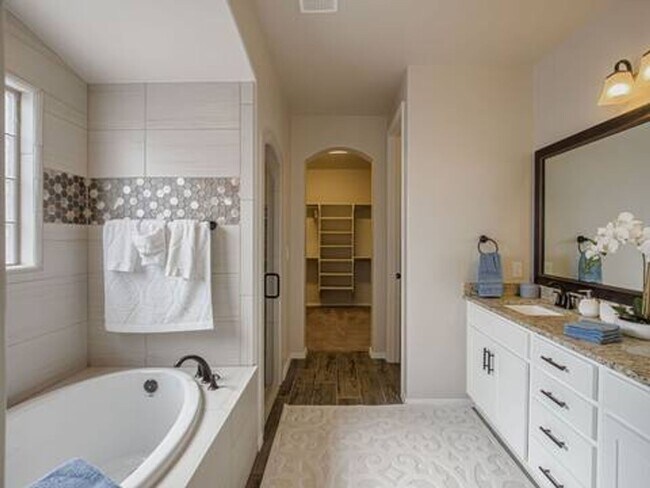 Foto del edificio - Beautiful East side House 3 Bed 2 baths & Office and more...