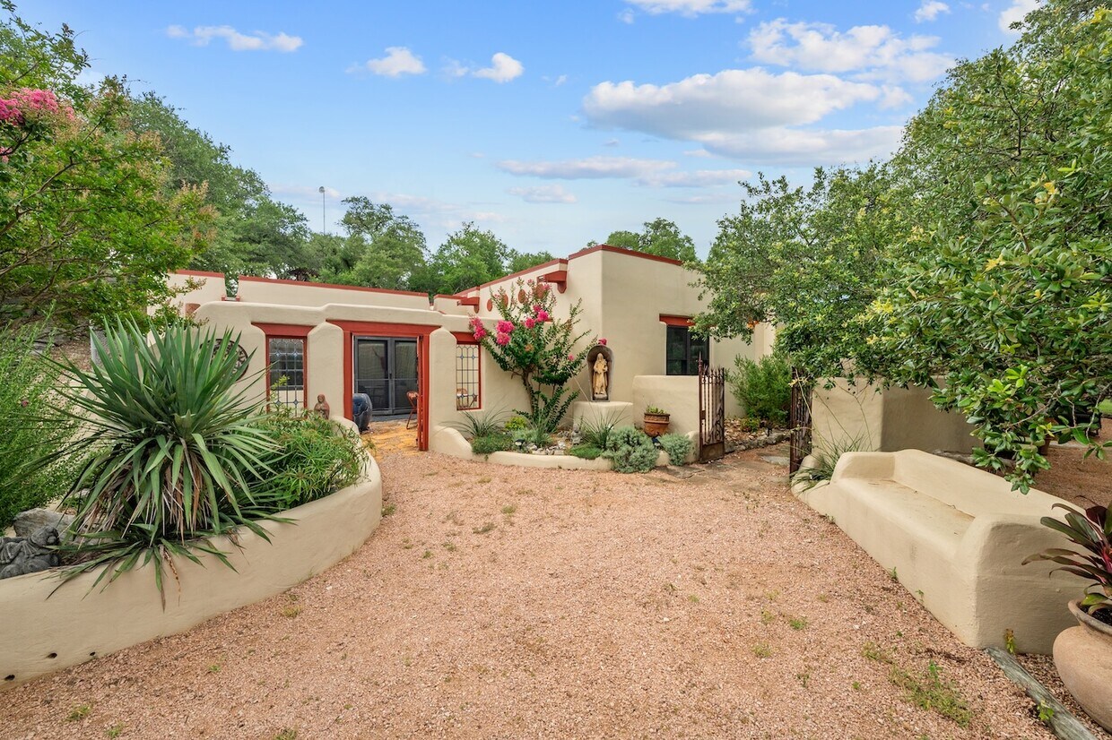 Foto principal - 13700 Ranch to Market Rd 150