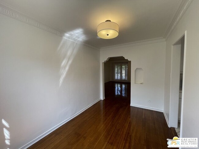 Building Photo - 927 Alandele Ave