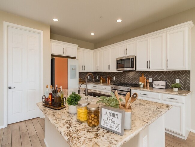 Foto del edificio - Amazing 2 Story with 4-Bedroom, 2.5-Bath H...