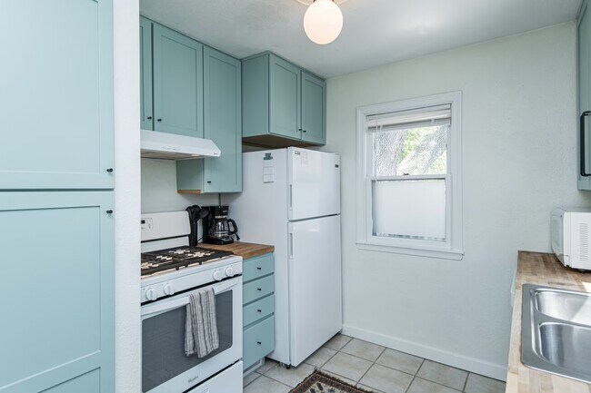 Building Photo - 917 3rd St NE