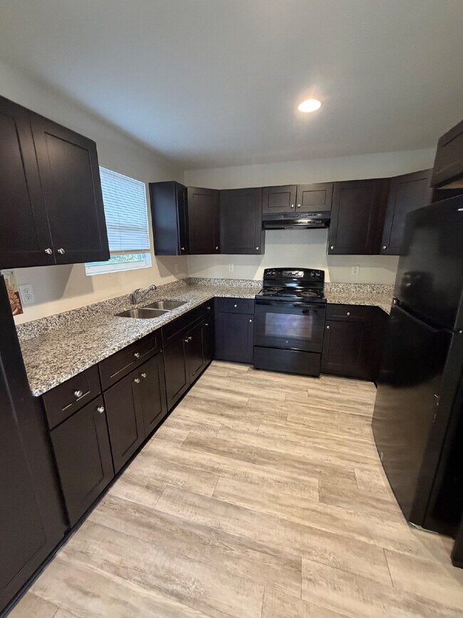 Foto del edificio - 3 bedroom 2.5 bath home with 1 car garage