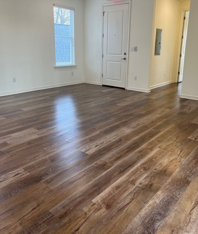 Building Photo - Gorgeous Flat in Overton Square