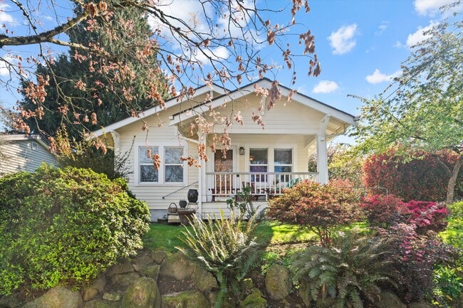 Photo - 840 N Farragut St House