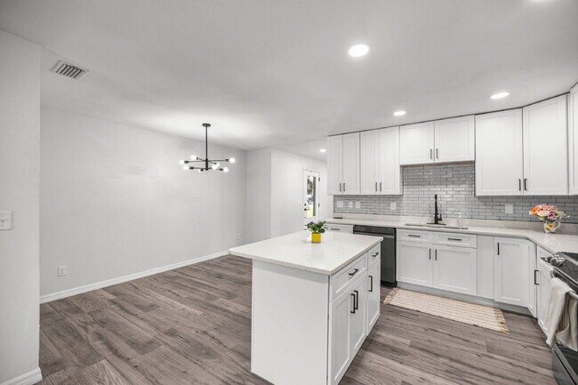 Building Photo - 5 Bahia Court Trce