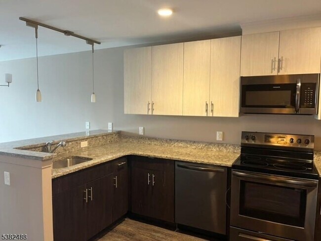 Foto del edificio - 241 Ridge Rd