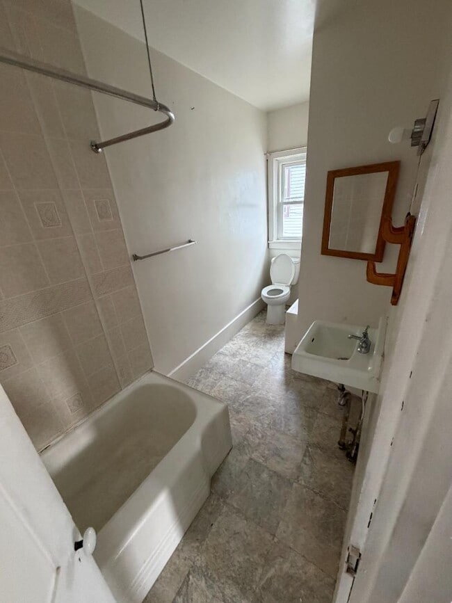 Building Photo - 19 Walnut St