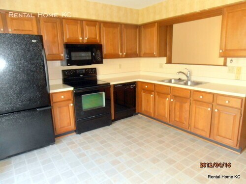 Building Photo - 3-bedroom/2bath duplex w/finished lower le...