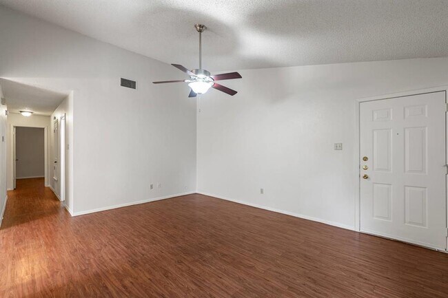Foto del edificio - 4509 Brown Bark Pl