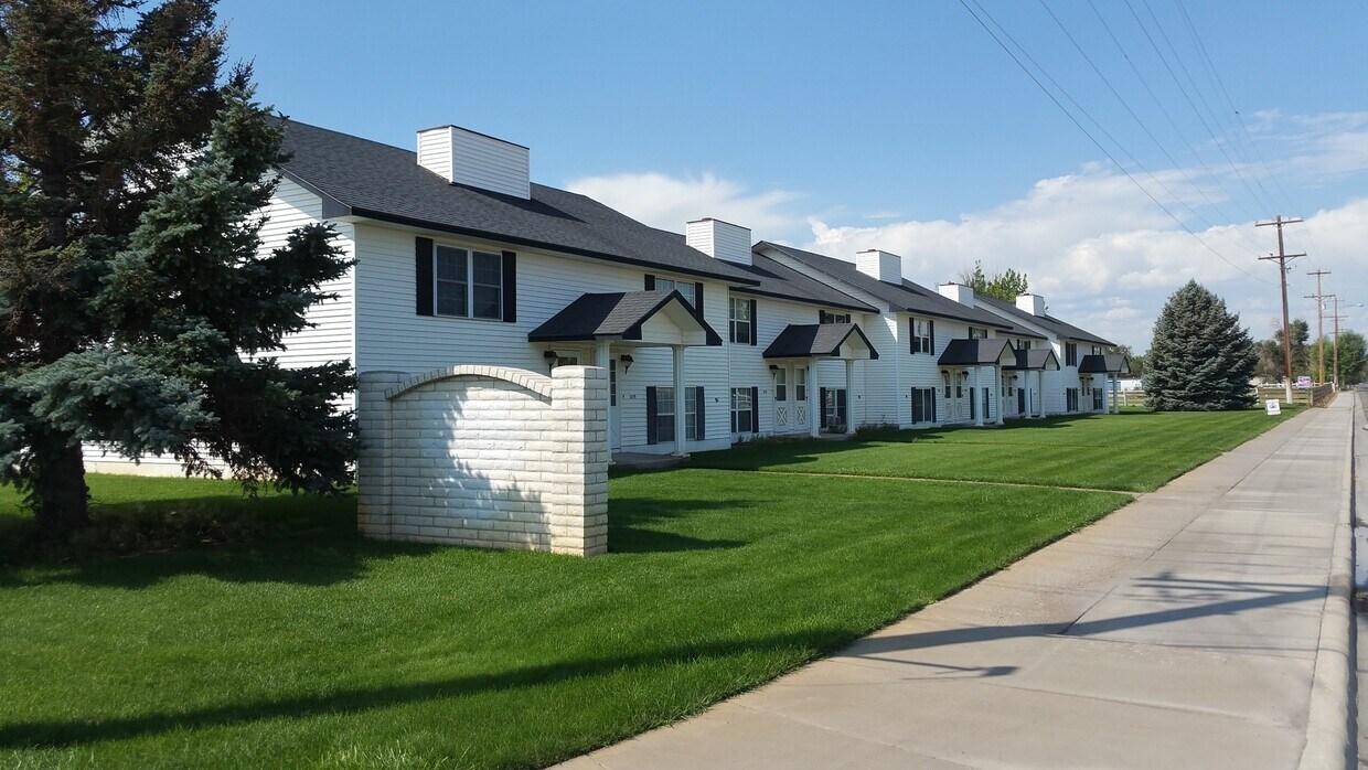 Foto principal - 3 Bed 1.5 Bath Townhouse with 2 Car Detach...