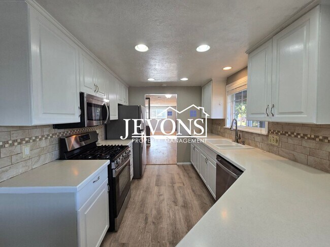 Foto del edificio - Perfect for families and pets! Charming 3-...