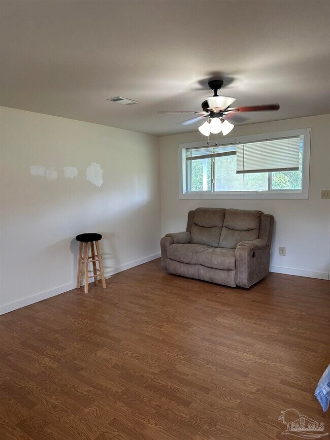 Foto del edificio - 1052 Well Line Rd