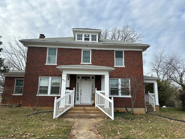 Foto del edificio - Larger Older 2 Story house