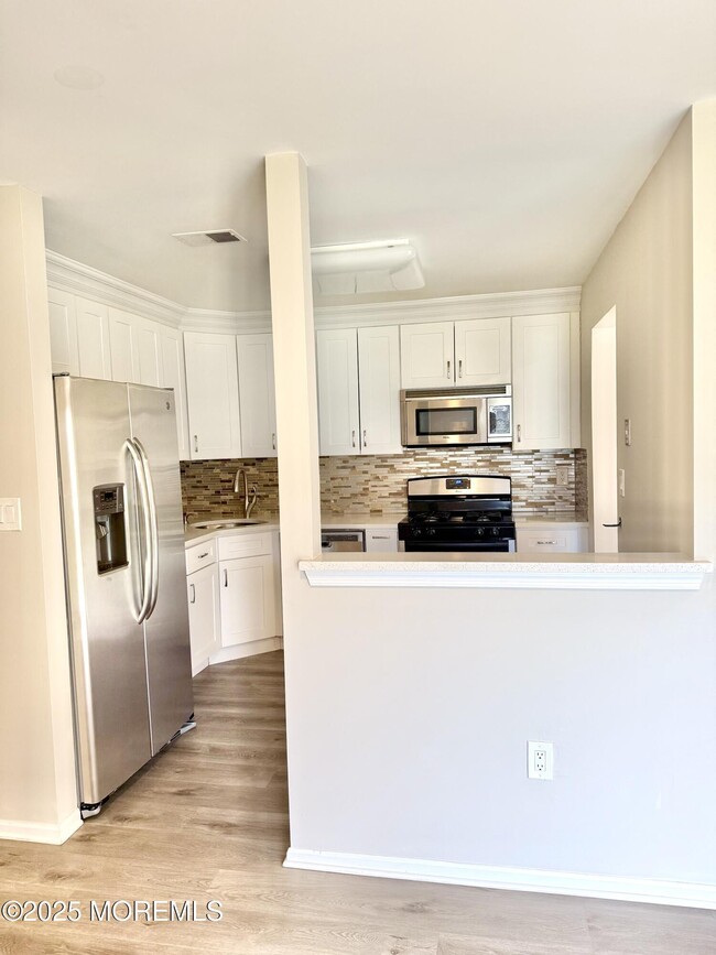 Building Photo - 15 Interlaken Ct