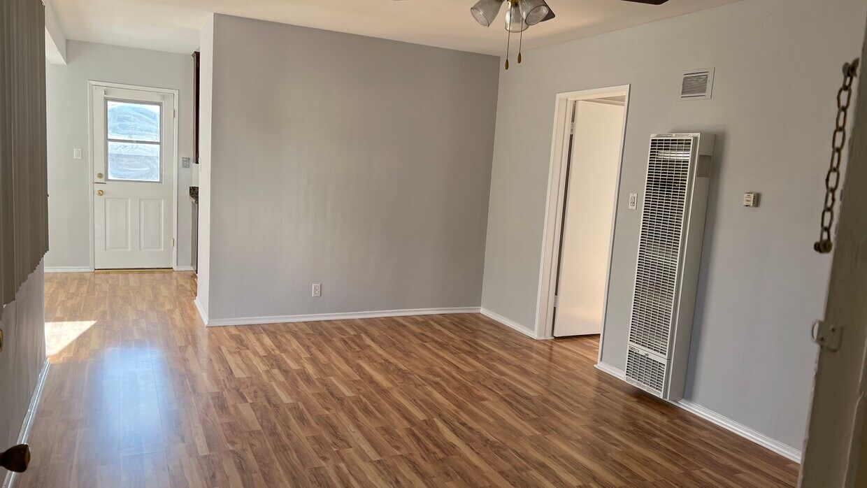 Foto principal - 2406 Montrose Ave