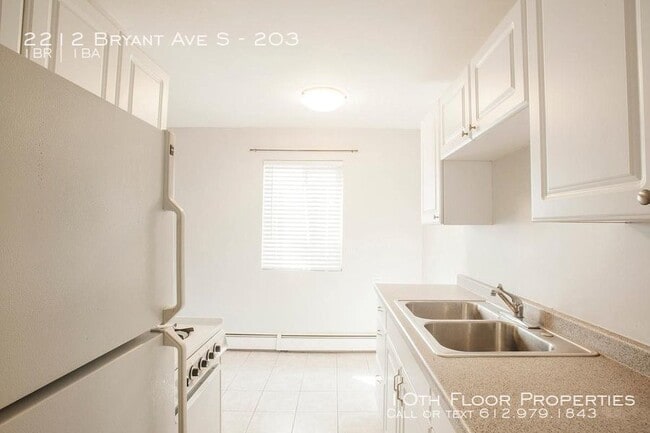 Building Photo - 2212 Bryant Ave S - 303 - 1 bed, 1 full bath