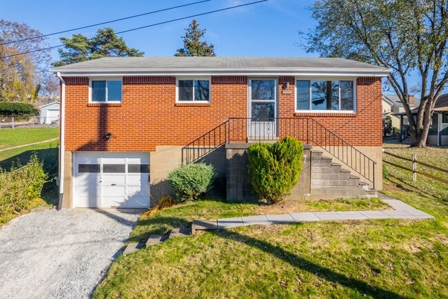 Building Photo - LEASING SPECIAL AVAILABLE! STUNNING 3 BEDR...
