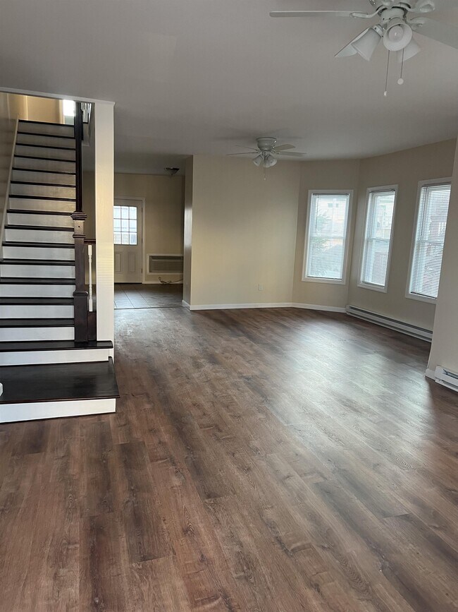 Foto del edificio - 126-128 E Maple Ave