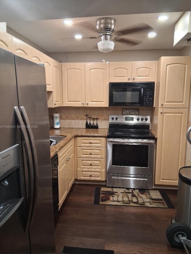 Building Photo - 1000 St Charles Pl