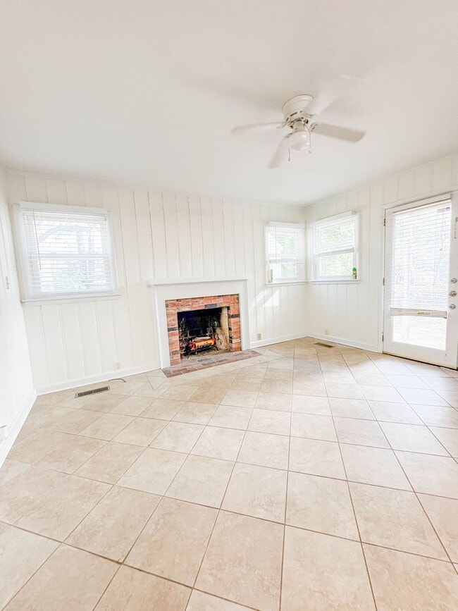 Building Photo - 3 Bedroom 2 Bathroom with Detached Garage