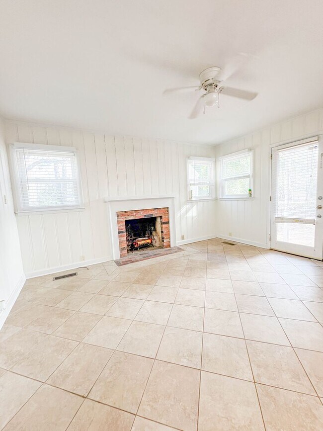 Foto del edificio - 3 Bedroom 2 Bathroom with Detached Garage