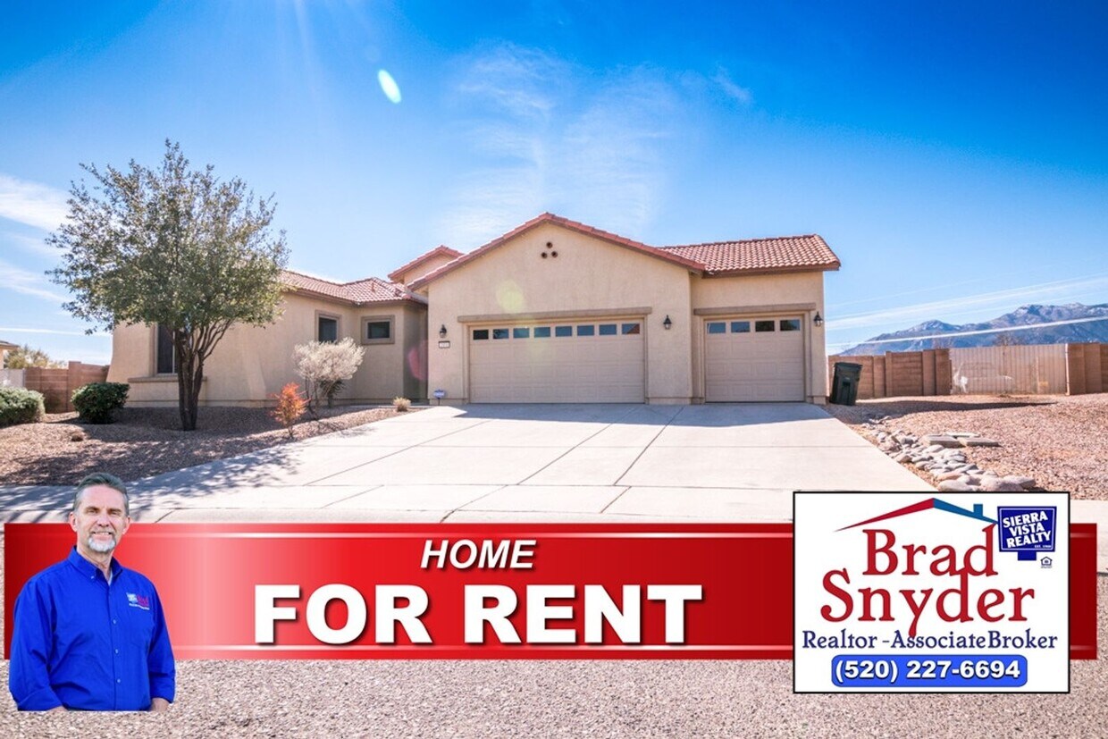 Beautiful Custom Home with 4 Bedrooms, 2 Bath, 3 Car Garage, Central A/C - Beautiful Custom Home with 4 Bedrooms, 2 Bath, 3 Car Garage, Central A/C