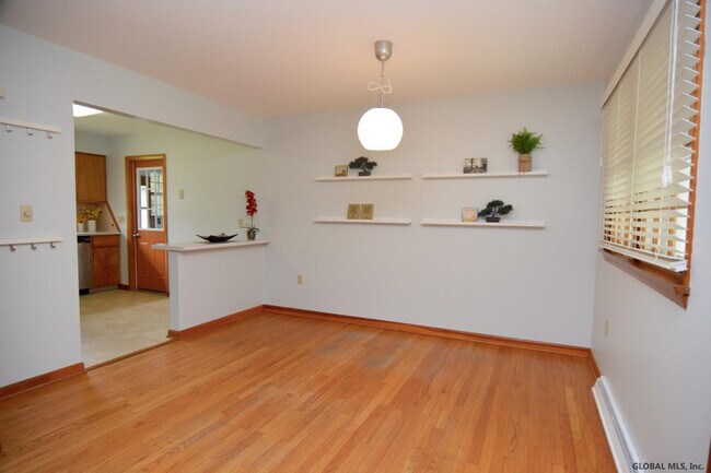 Foto del edificio - 2 Roberts Ln