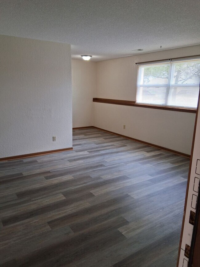 Building Photo - 2 bedroom apartment washer dryer hookups