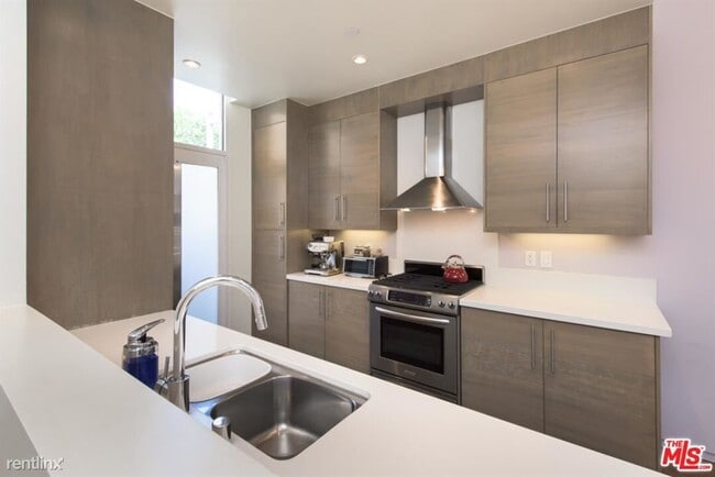 Building Photo - 2 br, 2.5 bath Townhome - 1436 N Detroit S...