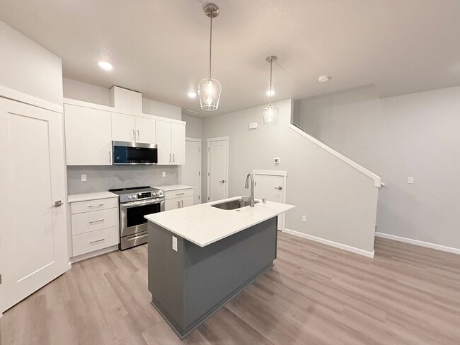 Building Photo - Gorgeous 3 Bedroom 2.5 Bathroom Home-Union Highschool