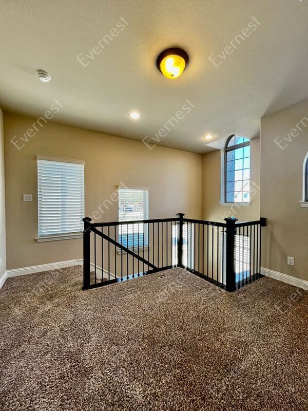 Building Photo - 2233 Zenith Ave