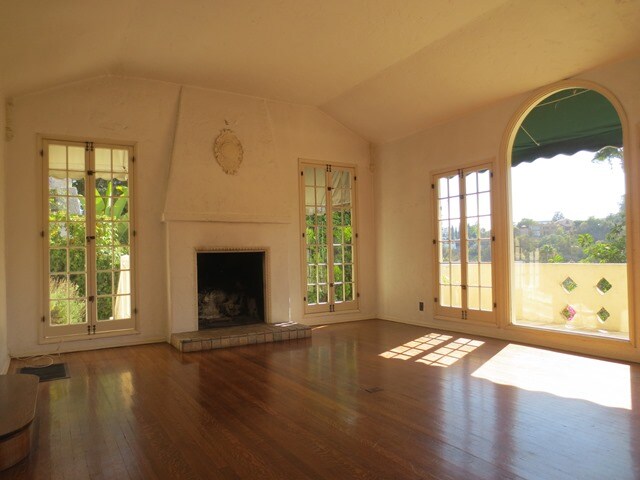 Building Photo - 2021 Whitley Terrace Steps