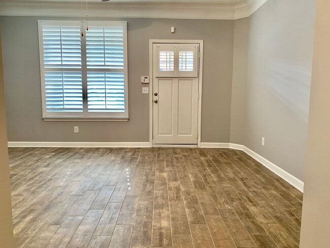 Building Photo - 2 Bedroom Townhouse with Private Bathrooms...