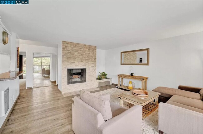 Living space - 2083 Ascot Dr