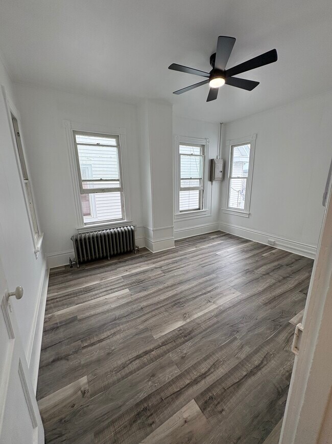 Ventanas renovadas que permiten la entrada de abundante luz natural. - 334 Cypress St