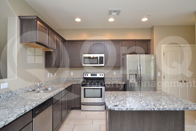 Foto del edificio - 240 W Juniper Ave