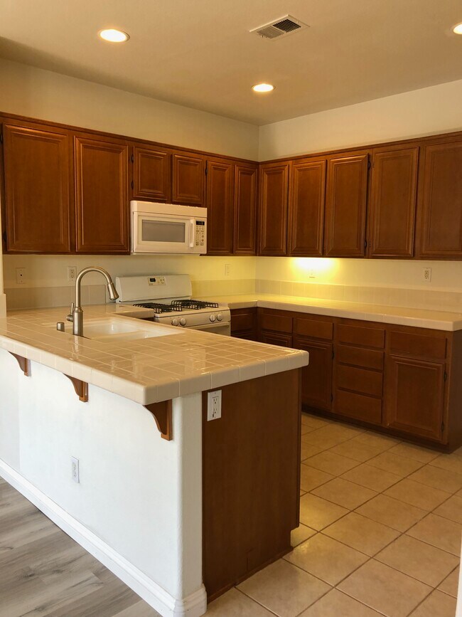 Building Photo - 641 Sumner Way
