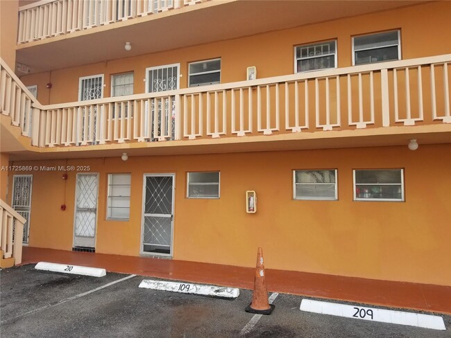 Foto del edificio - 1591 NE Miami Gardens Dr