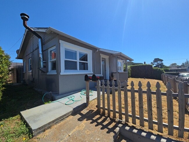 Building Photo - Custom 3BD/2BA Home in Eureka!