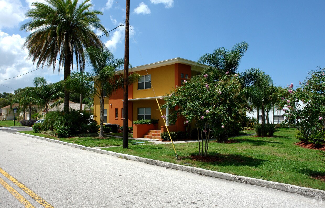 Primary Photo - 116-119 N Evergreen Ave